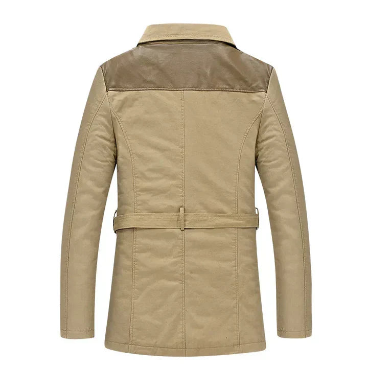 Elegant, isoleret lang trenchcoat til mænd med taljebælte