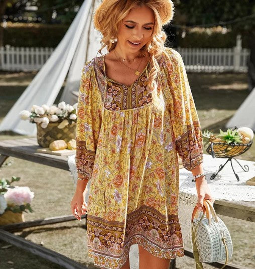 Sophia - kortærmet boho kjole med v-udskæring og blomsterprint