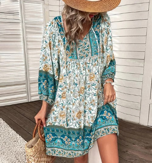 Sophia - kortærmet boho kjole med v-udskæring og blomsterprint