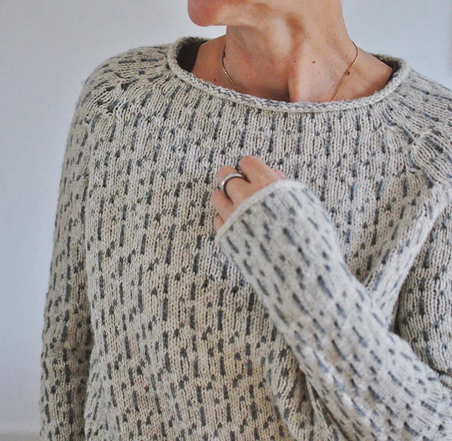 Olyvia - elegant grå sweater med bådudskæring