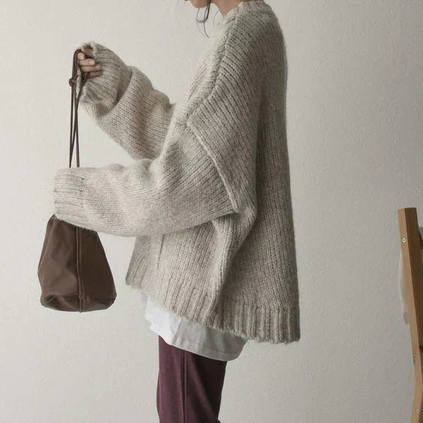Oversized sweater med elfenbensfarvet frontlomme og store dybe lommer til kvinder
