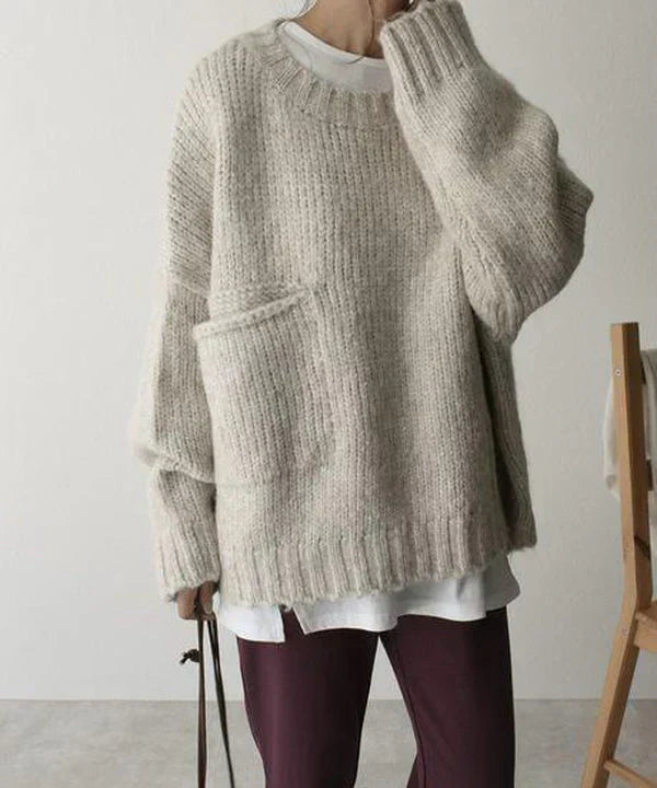 Oversized sweater med elfenbensfarvet frontlomme og store dybe lommer til kvinder