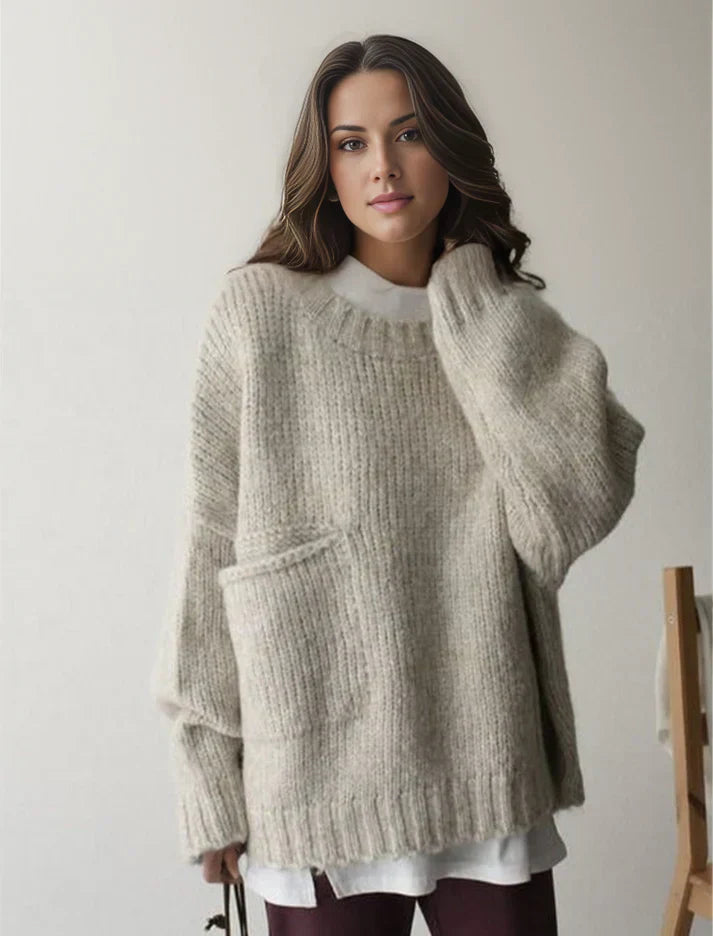 Oversized sweater med elfenbensfarvet frontlomme og store dybe lommer til kvinder