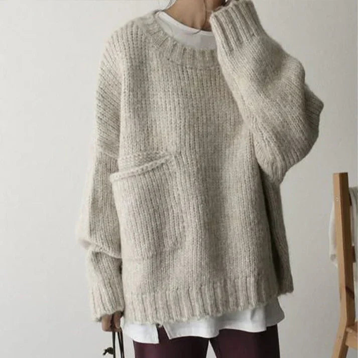 Oversized sweater med elfenbensfarvet frontlomme og store dybe lommer til kvinder