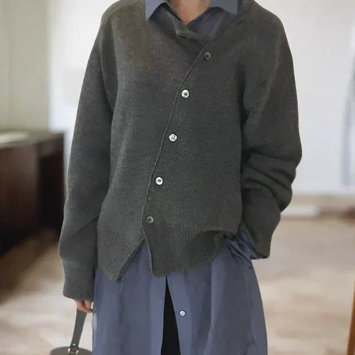 Celina - blød cardigan med diagonal knaplukning