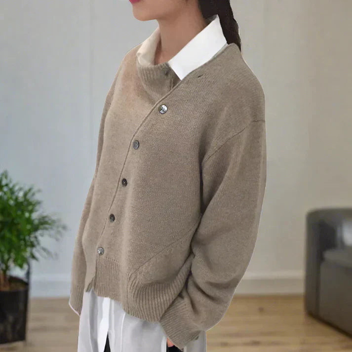 Celina - blød cardigan med diagonal knaplukning