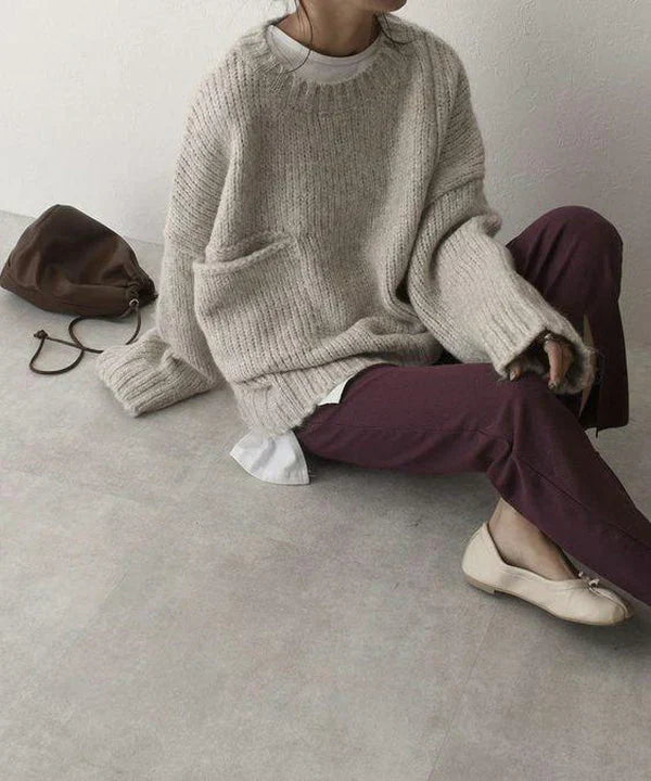 Oversized sweater med elfenbensfarvet frontlomme og store dybe lommer til kvinder