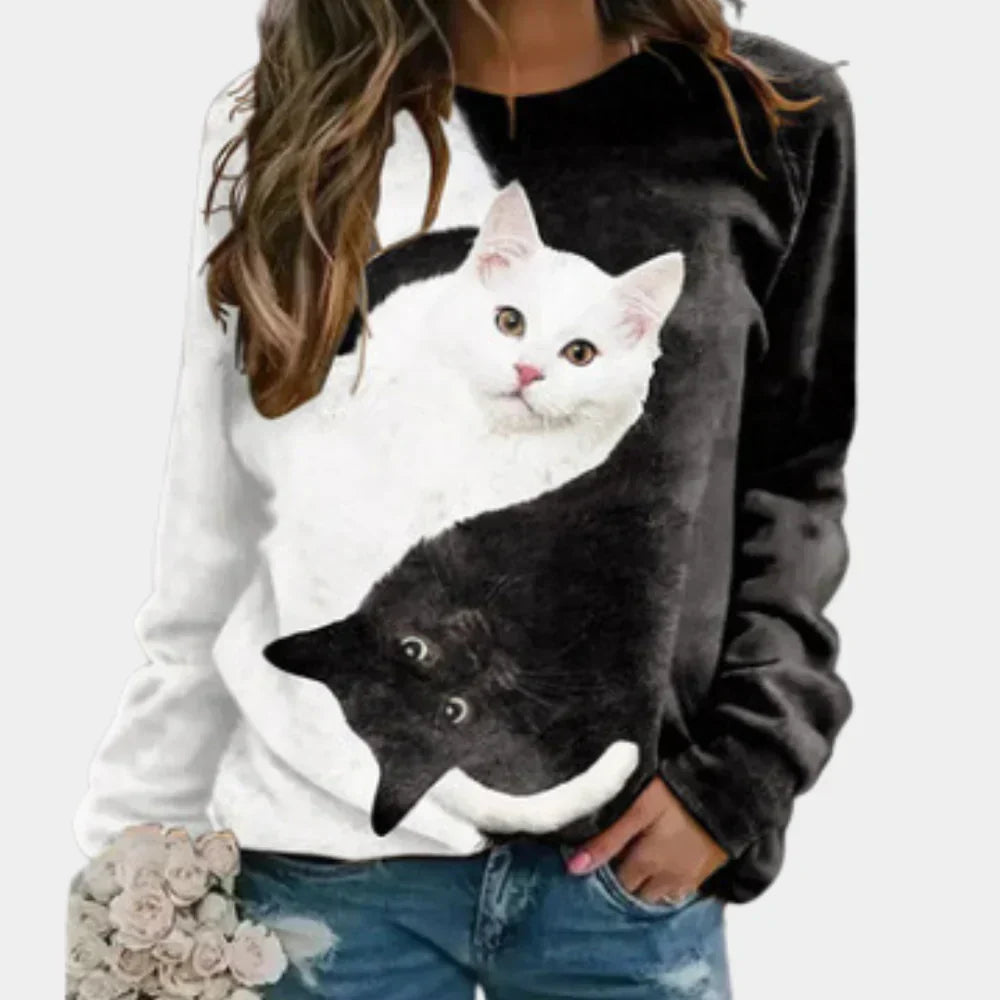 Rina – hyggelig t-shirt med katteprint til kvinder