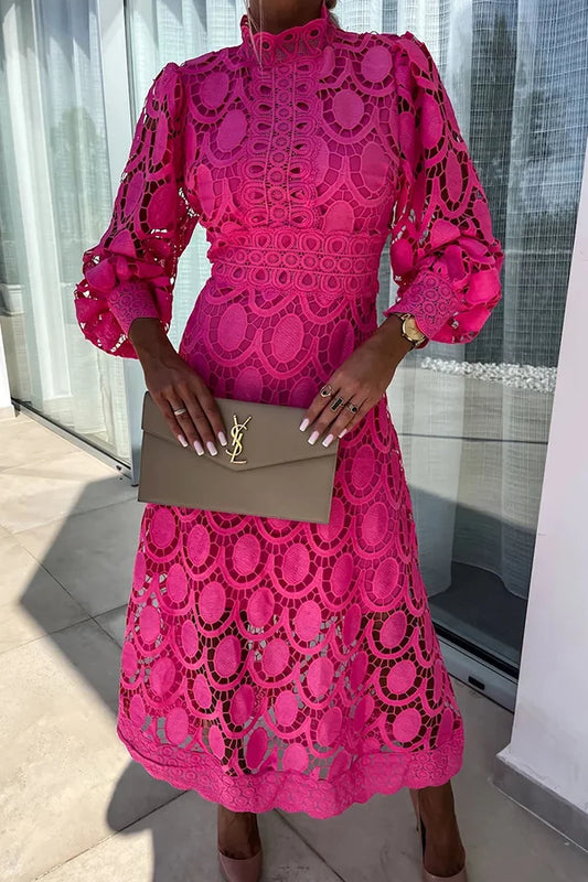 Gillian - romantisk, sensuel og elegant midikjole med lanterneærmer lavet af hæklet blonde