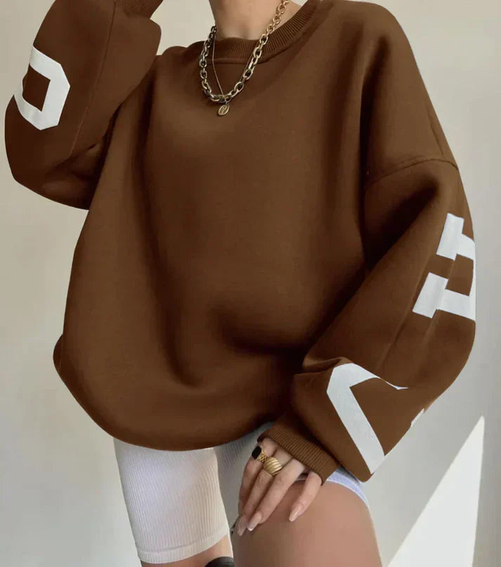 Oversized, trendy sweater med bogstaver på ærmet til kvinder