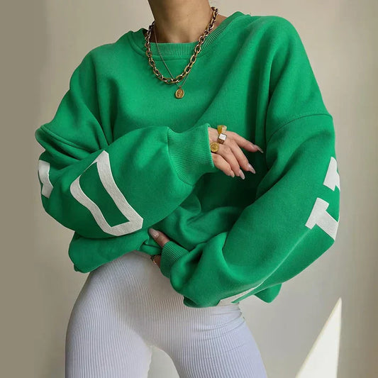 Oversized, trendy sweater med bogstaver på ærmet til kvinder