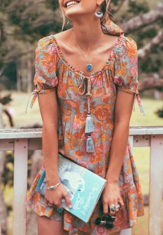 Grace - boho-kjole med flæser med blomsterprint