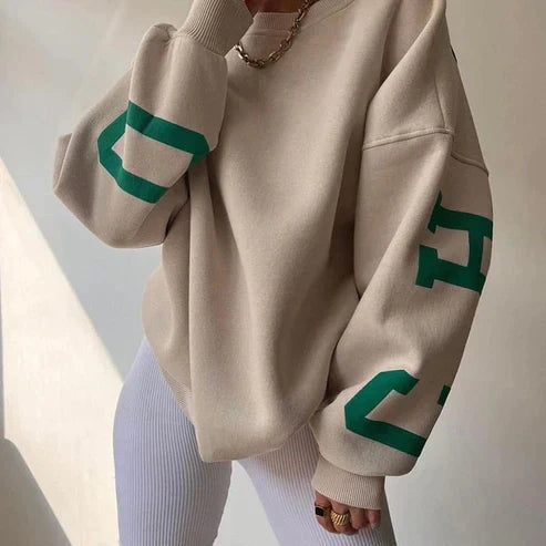 Oversized, trendy sweater med bogstaver på ærmet til kvinder