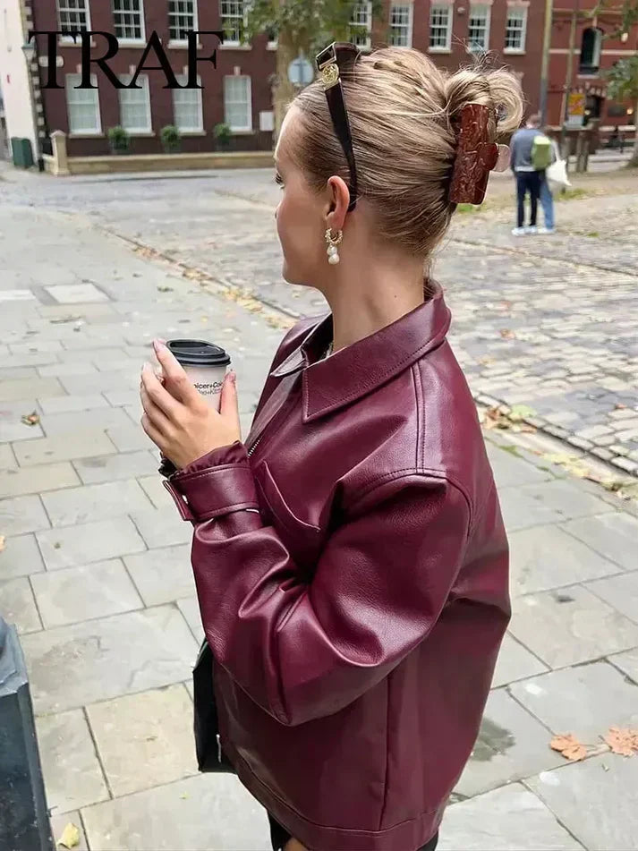 Læderjakke med lynlås og brystlomme til efterår/vinter